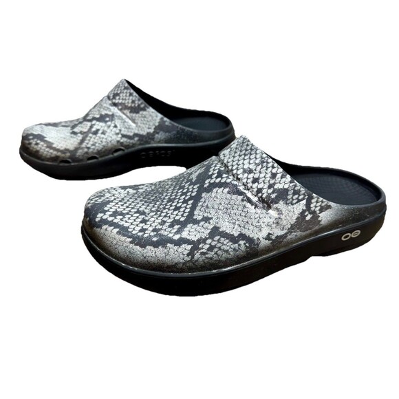 Oofos Ooclog Slip On Clogs Mens 9/Womens 11 Black Silver Snakeskin Recovery Shoe - Picture 1 of 10